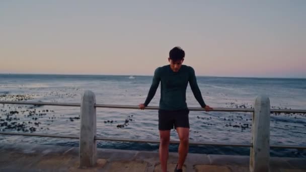 Pensamento Fitness Rosto Homem Asiático Praia Para Treinamento Motivação Corporal — Vídeo de Stock