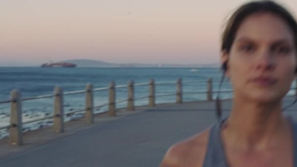 Donna Viso Corsa Con Musica Spiaggia Allenamento Fitness Motivazione Alla — Video Stock