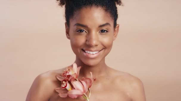 Чорна Жінка Обличчя Квітка Догляді Красою Гігієна Або Природне Лікування — стокове відео