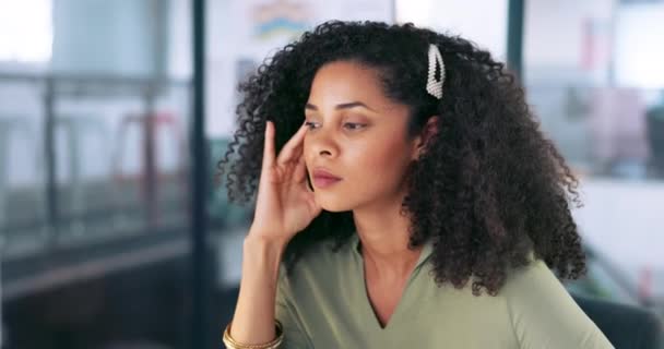 Moe Massage Zwarte Vrouw Kantoor Met Hoofdpijn Denken Aan Stress — Stockvideo