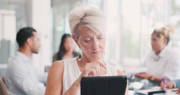 Tablet Pesquisa Mulher Negócios Sênior Sentados Uma Reunião Sala Conferências — Vídeo de Stock