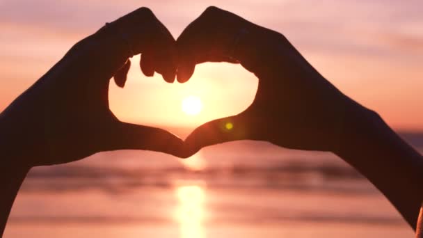 Παραλία Ηλιοβασίλεμα Και Χέρια Σχήμα Καρδιάς Για Αγάπη Στη Λιακάδα — Αρχείο Βίντεο