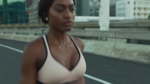 Running Μουσική Και Πόλη Μια Μαύρη Αθλητική Γυναίκα Υπαίθρια Για — Αρχείο Βίντεο