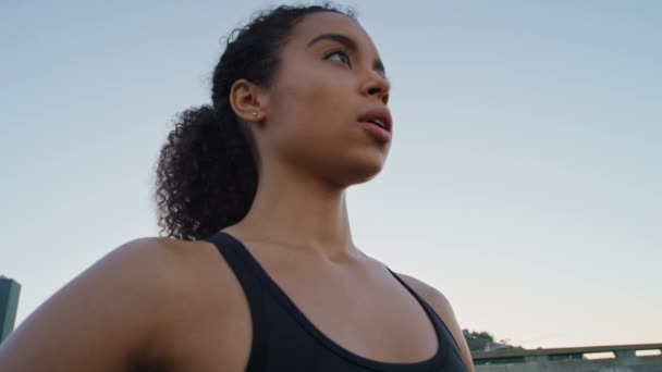 黒の女性 ランナーとフィットネスウェルネスのための呼吸と市内の屋外カーディオワークアウト後に休息 疲れアフリカの女性 マラソン動機のための呼吸困難とスポーツ健康トレーニングビジョン — ストック動画