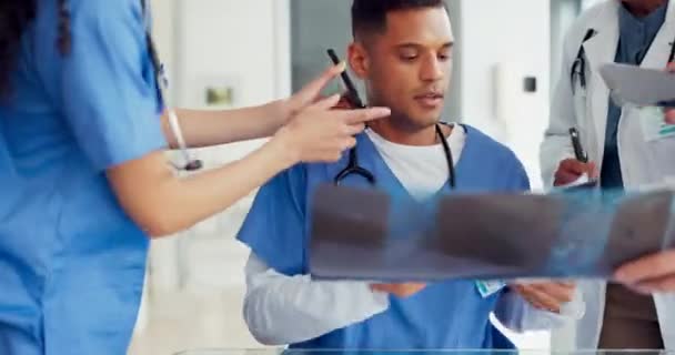 의사는 스트레스 기진맥진 전화를 사람들 서류와 엑스레이를 진료소 문제를 일하는 — 비디오