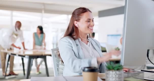 公司妇女 视频电话和电脑在办公室咨询 挥手与微笑沟通 Bogota B2B网络应用的快乐顾问 视频会议和对话 — 图库视频影像