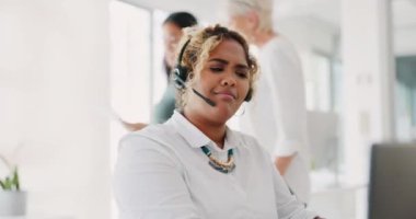 Bizimle irtibata geçin, çağrı merkezi ve crm, müşteri hizmetlerindeki siyah kadın, kulaklıklı müşteri sorununa yardım ediyor. Kriz, tele pazarlama acentesi veya telefon görüşmesi, destek ve danışmanlık danışmanı