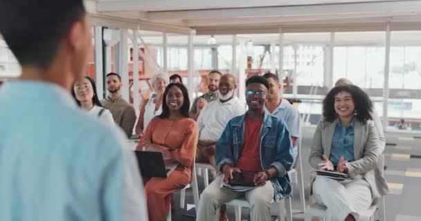 Affärsmän Mentorer Och Applåder För Presentation Coachning Eller Företagsträning Vid — Stockvideo