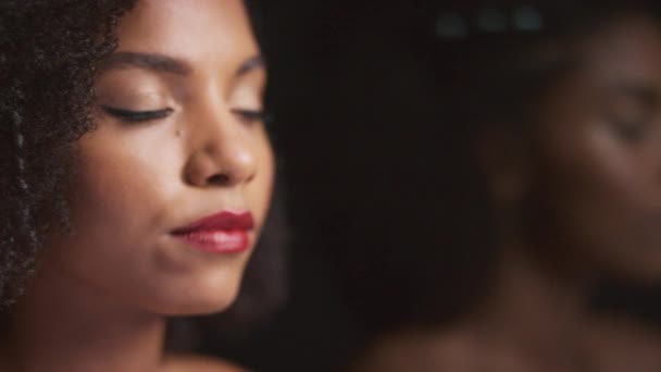 黑人女性 面部美容美发 在化妆品治疗中对皮肤护理 自爱或自我护理进行反思 拥有面部化妆品 镜子或自信自信自信的漂亮女人 — 图库视频影像