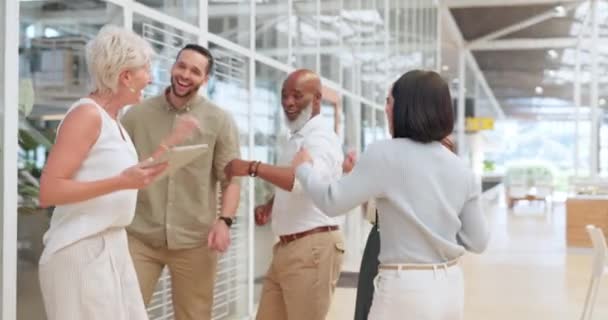 Εκκίνηση Επιχειρηματίες Και Χορός Στο Χώρο Εργασίας Για Επιτυχία Γιορτή — Αρχείο Βίντεο