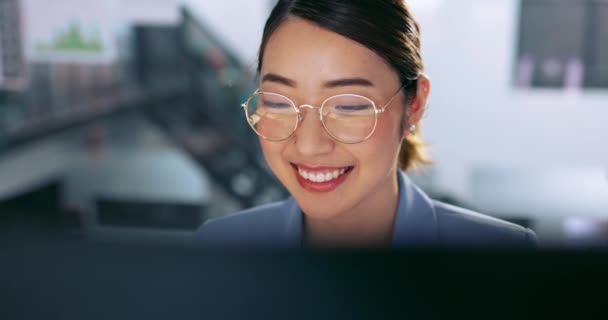 成功取引 投資または投資ポートフォリオの更新のためのコンピュータでシンガポールの笑顔 顔や女性 インターネット取引 株式市場または暗号化成長のための幸せな データ分析またはアジアの女性 — ストック動画