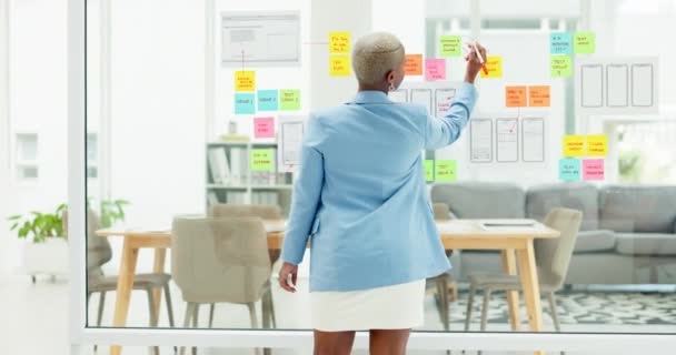 Bizneswoman Myśląc Lub Pisząc Lepkich Notatek Planowania Strategii Branding Pomysłów — Wideo stockowe