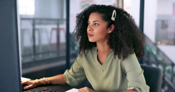 Корпоративная Черная Женщина Компьютер Печатание Рабочем Столе Общении Электронной Почте — стоковое видео