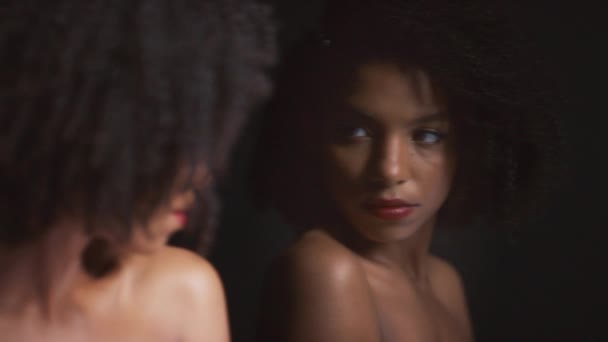 黑人女人 美丽而性感 脸上有镜子的倒影 肉感上有化妆品 化妆品和诱惑力 光泽和护肤与黑色美学 护发和时装模特艺术 — 图库视频影像