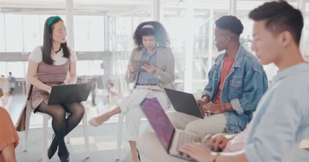 研究や技術革新のための役員室でのビジネスチームとのコラボレーション オフィスで働く男女の従業員グループとのノートパソコン チームワーク — ストック動画