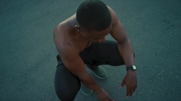 Fitness Descanso Hombre Negro Cansado Calle Ciudad Entrenamiento Cardiovascular Correr — Vídeos de Stock