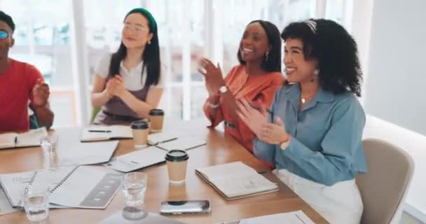 Sunum Girişim Adamları Toplantıda Iyi Fikirler Vizyon Strateji Için Alkışlıyorlar — Stok video