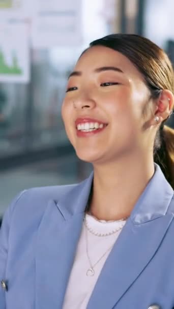 Sorriso Corporativo Sucesso Recepcionista Asiático Feliz Com Gestão Projetos Visão — Vídeo de Stock