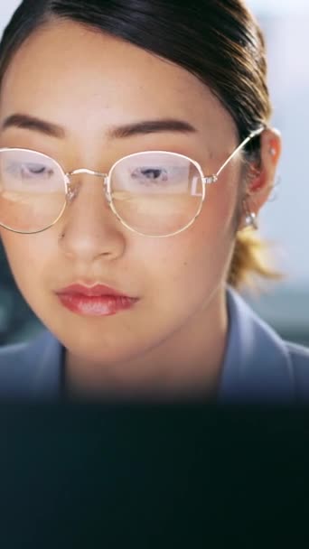 Glasögon Bärbar Dator Och Asiatisk Affärskvinna Skärmreflektion För Digital Dataanalys — Stockvideo