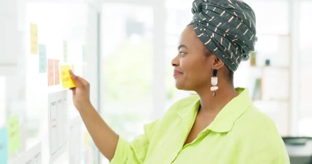 Planificarea Strategia Femeia Culoare Scriind Notă Lipicioasă Pentru Marketing Program — Videoclip de stoc