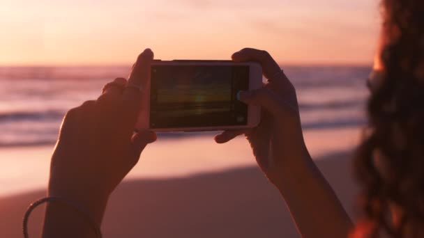 Руки Телефон Жінка Пляжі Заході Сонця Подорожей Фотографії Свободи Природі — стокове відео