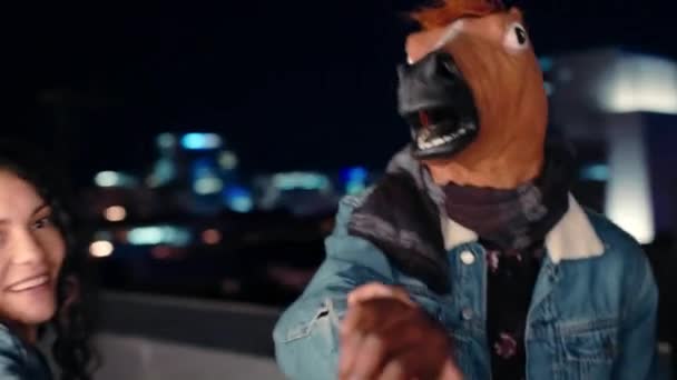 Impreza Taniec Człowiek Masce Konia Zabawy Świętowanie Nowego Roku Impreza — Wideo stockowe