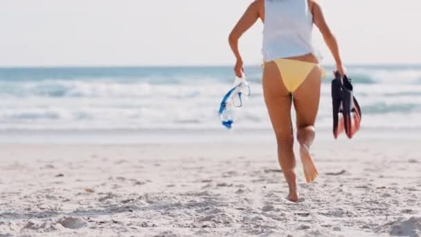 ビーチ シュノーケリングをした女性は海で走り 海は無料のダイビングの準備ができています スポーツや水泳や水のフィットネスで旅行のための休暇で夏の砂の上にアスリートの実行 — ストック動画