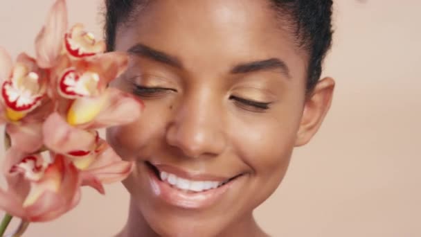 Black Woman Flower Skincare Cosmetics Wellness Natural Beauty Studio Background — Stock Video