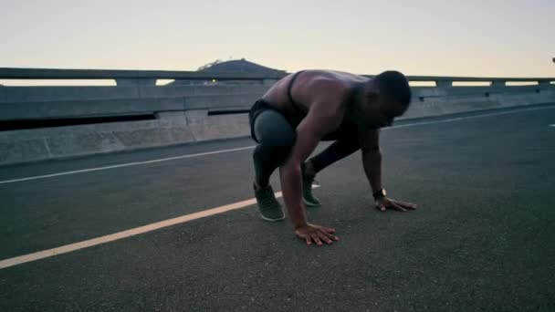 Equilibrio Hombre Fuerte Negro Con Fitness Calle Urbano Con Ejercicio — Vídeos de Stock