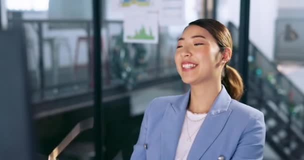 Azjatka Myśląca Uśmiechnięta Pracująca Komputerze Biurze Biznesowym Szczęśliwa Sukcesu Lub — Wideo stockowe