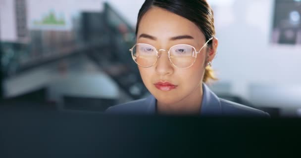 Cara Gafas Gestión Con Una Mujer Asiática Negocios Trabajo Ordenador — Vídeo de stock