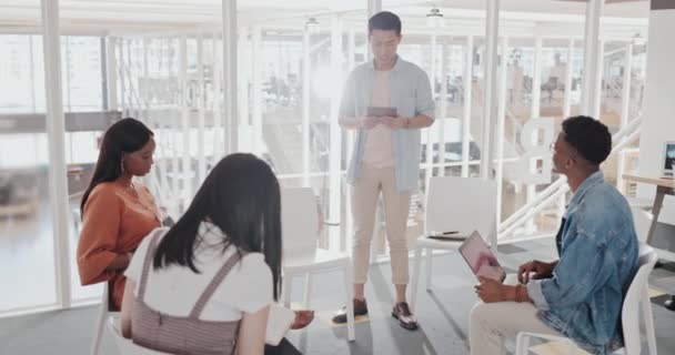 与在职商界人士一起分享亚洲人 领导才能和平板电脑演示 与一组同事讨论销售战略 规划和集思广益的商业会议 培训和男性 — 图库视频影像