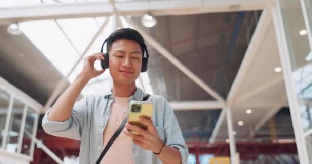 Азиатский Мужчина Телефон Наушники Прослушивания Музыки Танцев Время Прогулки Креативном — стоковое видео