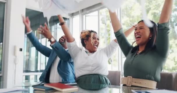 オフィスで書類を投げ合うビジネスチームとの会合 5回の会合 お祝い やる気 拍手男性と女性の従業員グループの拍手や応援 — ストック動画