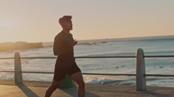 이어폰이나 해변에서 바다나 바다에서 일하기 마라톤 훈련이나 건강을 일하기 운동을 — 비디오