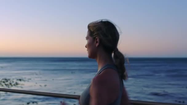 Озил Упражнения Бег Женщина Пляже Бега Велнес Тренировки Тела Марафона — стоковое видео