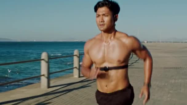 Correr Fitness Hombre Asiático Con Música Para Entrenar Motivación Potencia — Vídeo de stock
