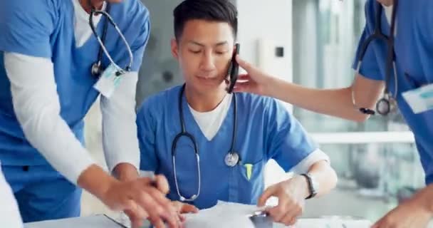 Meşgul Telefon Görüşmesi Tıbbi Evrak Işleriyle Uğraşan Doktor Hastane Kaosu — Stok video