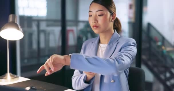 Natt Titta Och Sent Med Asiatisk Kvinna Jobbet För Övertid — Stockvideo