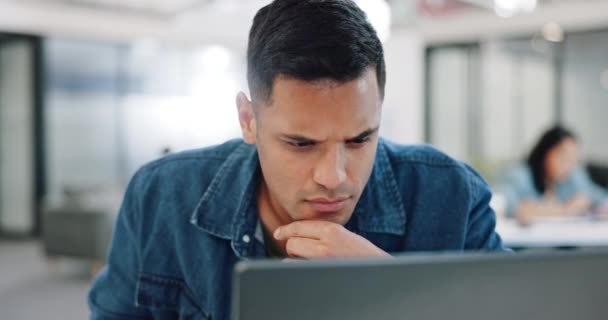 Pensando Confuso Homem Laptop Escrevendo Notas Para Planejamento Projeto Empresa — Vídeo de Stock