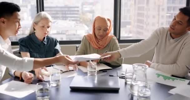 Μουσουλμάνα Γυναίκα Πονοκέφαλος Επαγγελματική Συνάντηση Άγχος Στον Οικονομικό Σχεδιασμό Της — Αρχείο Βίντεο