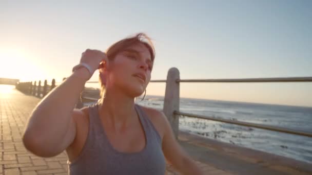 Fitness Praia Mulher Descansando Após Treino Passeio Para Exercício Maternidade — Vídeo de Stock