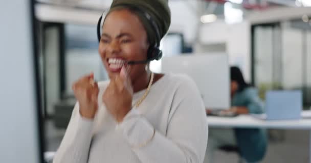 呼叫中心 庆祝会和妇女在电脑企业销售 电话营销方面的成功以及非洲员工的目标或调查结果 网站支持精英的办公室 电信和获奖员工 — 图库视频影像