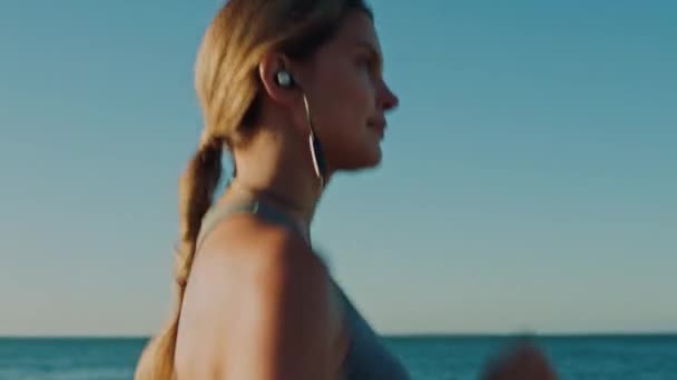 Praia Fones Ouvido Mulher Correndo Para Exercício Saúde Bem Estar — Vídeo de Stock