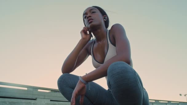 Moe Fitness Zwarte Vrouw Met Muziek Voor Outdoor Training Beweging — Stockvideo