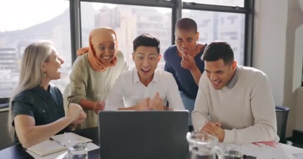 High Five Laptop Business People Winning Deal Website Sales Global — Stock Video