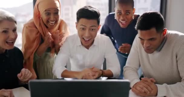 Diversiteit Team High Five Voor Samenwerking Succes Van Marketingcampagnes Online — Stockvideo
