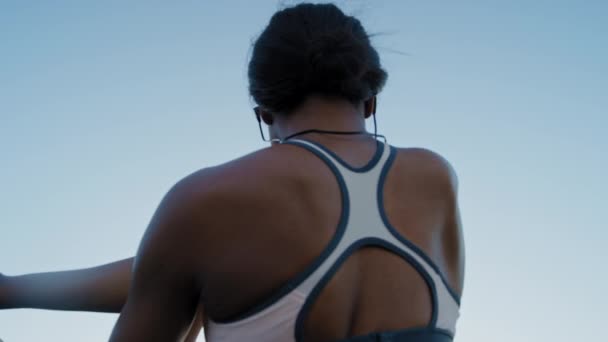 Fitness Ejercicio Espalda Mujer Negra Estirándose Escuchando Música Aire Libre — Vídeo de stock