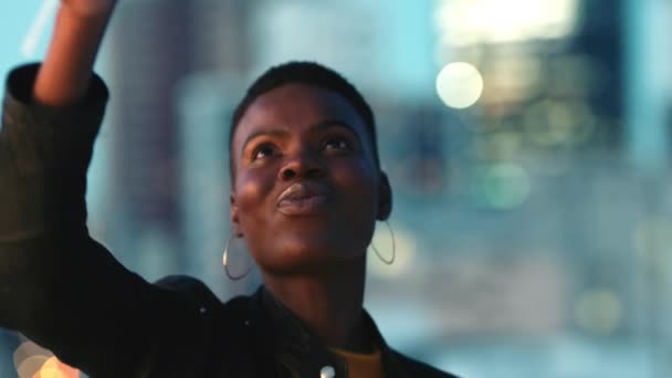 Los Fuegos Artificiales Cara Mujer Negra Bailan Calle Celebración Del — Vídeos de Stock