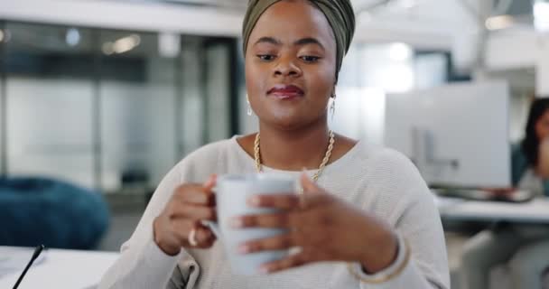 Ofis Çay Kadın Sosyal Medya Dijital Pazarlaması Üzerinde Çalışırken Rahatlamak — Stok video